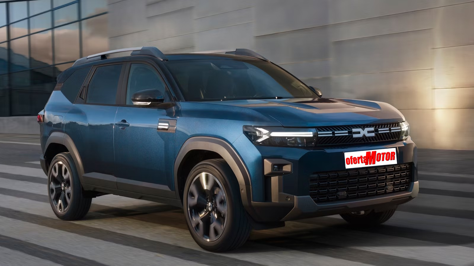 SUV azul estacionado cerca de un edificio moderno con paneles de vidrio.